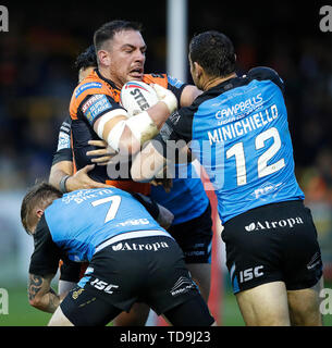 Castleford Tigers Grant Millington est abordé par Hull FC, Marc Sneyd, Mark Minichiello et Andre Savelio, au cours de la Super League à Betfred le Mend-A-tuyau Jungle, Castleford. Banque D'Images