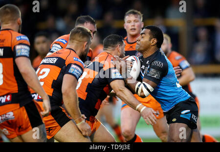 Hull FC, Ratu Naulago est abordé par Castleford Tigers Matt Cook, au cours de la Super League à Betfred le Mend-A-tuyau Jungle, Castleford. Banque D'Images