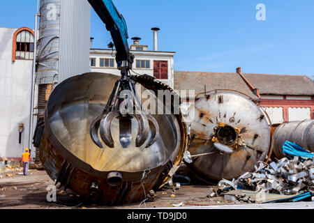 Vue sur la machine, manipulateur hydraulique du chargeur avec griffe aux prises jusqu'recueille, déménagement, vieil acier ferraille. Banque D'Images