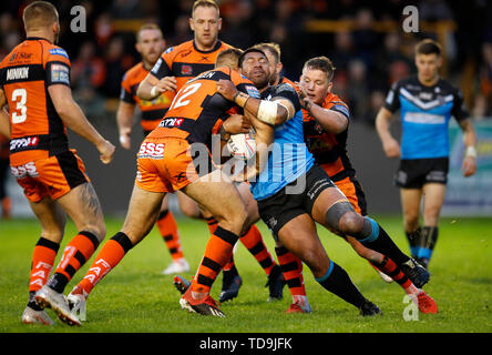 Hull FC, Mickey Paea est abordé par Castleford Tigers Mike McMeeken, au cours de la Super League à Betfred le Mend-A-tuyau Jungle, Castleford. Banque D'Images