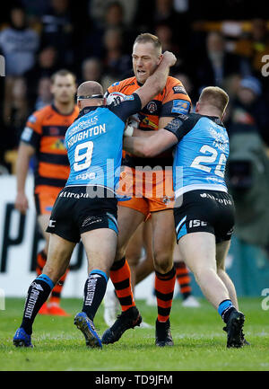 Castleford Tigers Liam Watts est abordé par Hull FC, Danny Houghton (à gauche) et Brad Fash (à droite), au cours de la Super League à Betfred le Mend-A-tuyau Jungle, Castleford. Banque D'Images