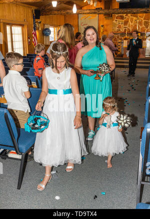 Flower girls walking allée après la cérémonie du mariage ; Église du Congrès ; Buena Vista, Colorado, USA Banque D'Images