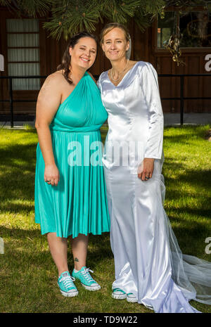 Portrait plein air de mariée demoiselle d'honneur et du Congrès ; Église ; Buena Vista, Colorado, USA Banque D'Images