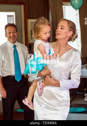 Jeune fille mariée détient ; marié ; regarde sur réception de mariage ; Église du Congrès ; Buena Vista, Colorado, USA Banque D'Images