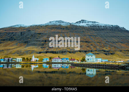 Belle ville de conte romantique lac par Sezisfieze dans l'est tôt le matin fjords islandais Banque D'Images