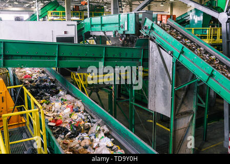 Usine de tri des déchets de Rabat. Le recyclage et le tri des déchets ménagers à l'usine. Ligne de tri automatique. La sécurité de l'environnement Banque D'Images