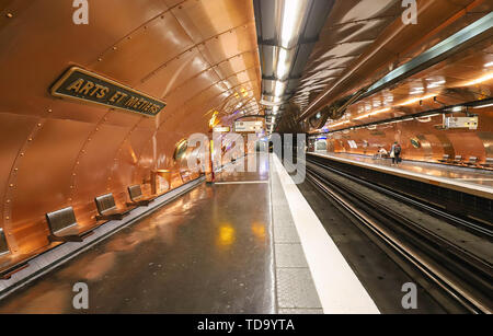 L'intérieur de la station de métro Arts et Métiers à la ligne 11 à Paris. La station a été restaurée par l'artiste François Schuiten se référant aux travaux de Jules Banque D'Images