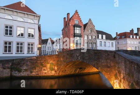 Vue pittoresque sur la ville de Bruges canal avec belles maisons colorées et des réflexions dans la soirée. Banque D'Images