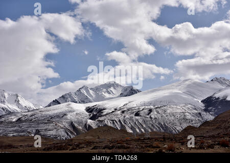 Plateau paysage le long de la Route Nationale 318 de l'autoroute Sichuan-Tibet en avril 2019. Banque D'Images