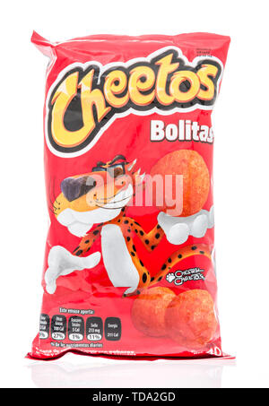 Winneconne, WI - 16 mai 2019 : un paquet de Cheetos bolitas boules de fromage sur un fond isolé Banque D'Images