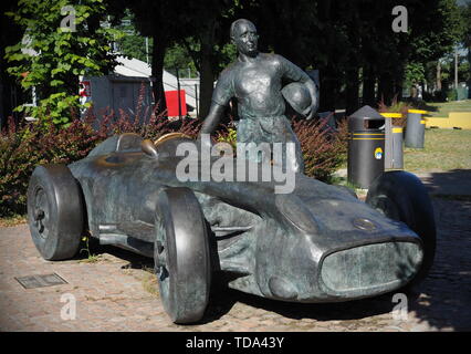 Monza, Italie - 13 juin 2019 : Statue de pilote de course argentin Juan Manuel Fangio à l'Autodromo Nazionale Monza, une piste de course situé près du Banque D'Images