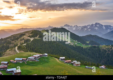 Lever du soleil paysage de Pokut et Sal plateaux, avec les montagnes de neige, les nuages et la nature verte, les montagnes Kackar sont situés dans le nord-est de la Turquie, Rize, Banque D'Images