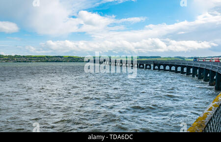 TRAIN LNER traversant le pont ferroviaire Tay, Firth of Tay, Dundee, Écosse, Royaume-Uni Banque D'Images