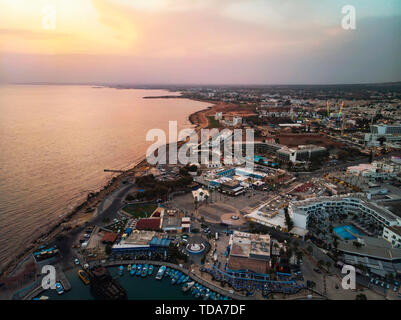 Port près de la rive sur l'arrière-plan d'un beau coucher du soleil. Côte Méditerranéenne de Chypre, Ayia Napa Banque D'Images