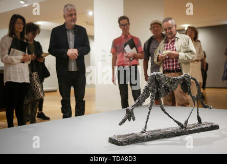 Vancouver, Canada. 13 Juin, 2019. Les visiteurs regarder une sculpture au cours de l'aperçu du média de la 'Alberto Giacometti : une ligne à travers le temps' exposition à Vancouver Art Gallery, à Vancouver, Canada, le 13 juin 2019. L'exposition, qui est prévue du 16 juin au 29 septembre, dispose d'autres œuvres dont des peintures, sculptures, dessins et lithographies originales créées par l'artiste suisse Alberto Giacometti et ses contemporains. Credit : Liang Sen/Xinhua/Alamy Live News Banque D'Images