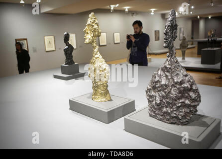 Vancouver, Canada. 13 Juin, 2019. Les visiteurs regarder sculptures au cours de l'aperçu du média de la 'Alberto Giacometti : une ligne à travers le temps' exposition à Vancouver Art Gallery, à Vancouver, Canada, le 13 juin 2019. L'exposition, qui est prévue du 16 juin au 29 septembre, dispose d'autres œuvres dont des peintures, sculptures, dessins et lithographies originales créées par l'artiste suisse Alberto Giacometti et ses contemporains. Credit : Liang Sen/Xinhua/Alamy Live News Banque D'Images