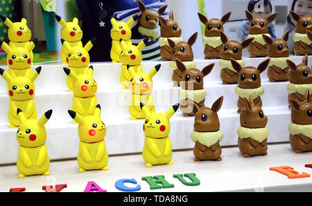 Tokyo, Japon. 13 Juin, 2019. Le Japon's toy maker Tomy affiche les personnages de Pokemon Pikachu et robots en forme d'Évoli qui réagissent à la voix humaine à l'édition 2004 du International Tokyo Toy Show à Tokyo le Jeudi, Juin 13, 2019. Quelque 160 000 personnes attendent pour rendre visite à un quatre jours du salon du jouet qui affiche 35 000 derniers jouets en provenance de 40 pays. Credit : Yoshio Tsunoda/AFLO/Alamy Live News Banque D'Images