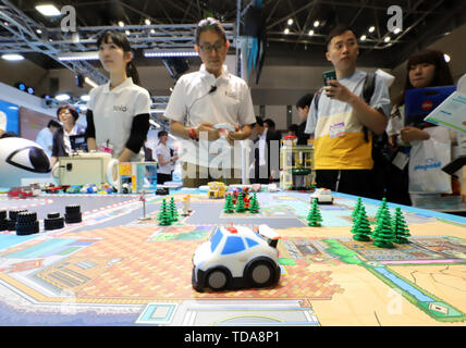 Tokyo, Japon. 13 Juin, 2019. Le géant de l'électronique japonais Sony, filiale de Sony, le divertissement interactif affiche nouvelle version du robot-jouet 'toio drive' à l'édition 2004 du International Tokyo Toy Show à Tokyo le Jeudi, Juin 13, 2019. Quelque 160 000 personnes attendent pour rendre visite à un quatre jours du salon du jouet qui affiche 35 000 derniers jouets en provenance de 40 pays. Credit : Yoshio Tsunoda/AFLO/Alamy Live News Banque D'Images