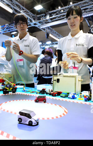 Tokyo, Japon. 13 Juin, 2019. Le géant de l'électronique japonais Sony, filiale de Sony, le divertissement interactif affiche nouvelle version du robot-jouet 'toio drive' à l'édition 2004 du International Tokyo Toy Show à Tokyo le Jeudi, Juin 13, 2019. Quelque 160 000 personnes attendent pour rendre visite à un quatre jours du salon du jouet qui affiche 35 000 derniers jouets en provenance de 40 pays. Credit : Yoshio Tsunoda/AFLO/Alamy Live News Banque D'Images