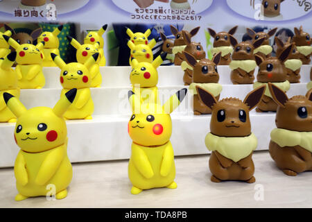 Tokyo, Japon. 13 Juin, 2019. Le Japon's toy maker Tomy affiche les personnages de Pokemon Pikachu et robots en forme d'Évoli qui réagissent à la voix humaine à l'édition 2004 du International Tokyo Toy Show à Tokyo le Jeudi, Juin 13, 2019. Quelque 160 000 personnes attendent pour rendre visite à un quatre jours du salon du jouet qui affiche 35 000 derniers jouets en provenance de 40 pays. Credit : Yoshio Tsunoda/AFLO/Alamy Live News Banque D'Images