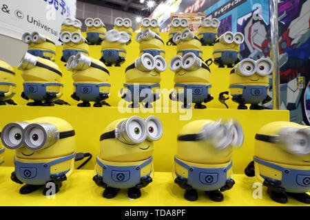 Tokyo, Japon. 13 Juin, 2019. Le Japon's toy maker Tomy affiche de cinéma en forme de 'robots sbires Bello Minion/Bob' qui réagissent à la voix humaine à l'édition 2004 du International Tokyo Toy Show à Tokyo le Jeudi, Juin 13, 2019. Quelque 160 000 personnes attendent pour rendre visite à un quatre jours du salon du jouet qui affiche 35 000 derniers jouets en provenance de 40 pays. Credit : Yoshio Tsunoda/AFLO/Alamy Live News Banque D'Images