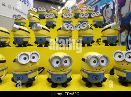 Tokyo, Japon. 13 Juin, 2019. Le Japon's toy maker Tomy affiche de cinéma en forme de 'robots sbires Bello Minion/Bob' qui réagissent à la voix humaine à l'édition 2004 du International Tokyo Toy Show à Tokyo le Jeudi, Juin 13, 2019. Quelque 160 000 personnes attendent pour rendre visite à un quatre jours du salon du jouet qui affiche 35 000 derniers jouets en provenance de 40 pays. Credit : Yoshio Tsunoda/AFLO/Alamy Live News Banque D'Images