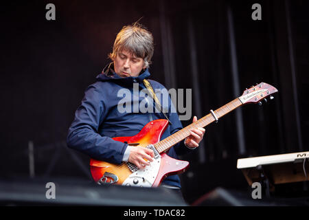 Oslo, Norvège. 13 Juin, 2019. Norvège, Oslo - le 13 juin 2019. Le groupe de rock anglais The Charlatans effectue un concert live au cours de la fête de la musique norvégienne Piknik i Parken 2019 à Oslo. Ici le guitariste Mark Collins est vu sur scène. (Photo crédit : Gonzales Photo/Alamy Live News Banque D'Images