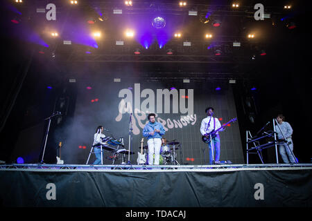 Oslo, Norvège. 13 Juin, 2019. Norvège, Oslo - le 13 juin 2019. Le groupe de musique électronique anglais Metronomy effectue un concert live au cours de la fête de la musique norvégienne Piknik i Parken 2019 à Oslo. Ici chanteur et musicien Joseph Mount est vu sur scène avec le reste de la bande. (Photo crédit : Gonzales Photo/Alamy Live News Banque D'Images