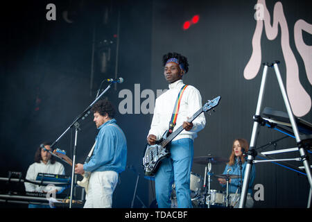 Oslo, Norvège. 13 Juin, 2019. Norvège, Oslo - le 13 juin 2019. Le groupe de musique électronique anglais Metronomy effectue un concert live au cours de la fête de la musique norvégienne Piknik i Parken 2019 à Oslo. Musicien ici et le bassiste Olugbenga Adelekan est vu sur scène. (Photo crédit : Gonzales Photo/Alamy Live News Banque D'Images