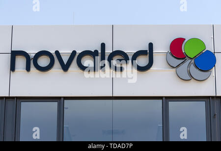 12 juin 2019, Saxe, Dresde : l'écriture 'Novaled' sur la construction du nouveau siège de l'entreprise. Après deux ans de construction, l'entreprise high-tech Novaled a mis son nouveau siège en fonction dans le nord de Dresde. Selon l'entreprise, le mercredi autour de 30 millions d'euros dans les plus de 10 000 mètres carrés, qui comprend l'ancien moulin rénové de la boulangerie de l'armée pour les bureaux ainsi qu'un nouveau centre technique comme le "cœur". Le nouveau centre de recherche et développement comprend des laboratoires de chimie à l'état de l'art des installations et s Banque D'Images