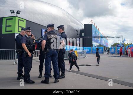 Valenciennes, France. 13 Juin, 2019. Policier en face du stade, la police, la sécurité, la ronde préliminaire du groupe B, match 15, l'Allemagne (GER) - Espagne (ESP) 1 : 0, le 06/12/2019 à Valenciennes. Football Coupe du Monde 2019 femmes à partir de 07.06. - 07.07.2019 en France. ¬ | Conditions de crédit dans le monde entier : dpa/Alamy Live News Banque D'Images