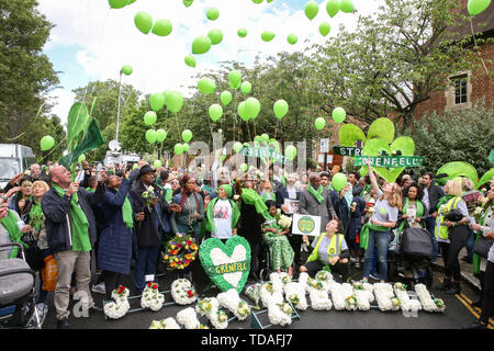 Au nord ouest de Londres, Kensington. 14 Jun 2019 UK - les survivants, la famille et les amis des victimes symboliques usure foulard vert vert communiqué de ballons pour commémorer le deuxième anniversaire de la tour Grenfell incendie. Le 14 juin 2017, juste avant 1:00Êam un incendie a éclaté dans la cuisine du quatrième étage à l'édifice de 24 étages de la tour résidentielle en bloc au nord de Kensington, l'ouest de Londres, qui a coûté la vie à 72 personnes. Plus de 70 autres ont été blessées et 223 personnes se sont échappés. Credit : Dinendra Haria/Alamy Live News Banque D'Images