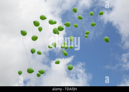 Au nord ouest de Londres, Kensington. 14 Jun 2019 UK - les survivants, la famille et les amis des victimes symboliques usure foulard vert vert communiqué de ballons pour commémorer le deuxième anniversaire de la tour Grenfell incendie. Le 14 juin 2017, juste avant 1:00Êam un incendie a éclaté dans la cuisine du quatrième étage à l'édifice de 24 étages de la tour résidentielle en bloc au nord de Kensington, l'ouest de Londres, qui a coûté la vie à 72 personnes. Plus de 70 autres ont été blessées et 223 personnes se sont échappés. Credit : Dinendra Haria/Alamy Live News Banque D'Images