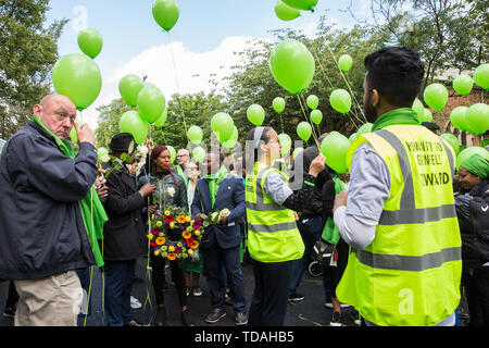 Londres, Royaume-Uni. 14 Juin, 2019. Les membres de la famille se préparer à libérer des ballons verts suite à un service commémoratif à St Helen's Church pour marquer le deuxième anniversaire de l'incendie de la tour de Grenfell, le 14 juin 2017 dans lequel 72 personnes sont mortes et plus de 70 blessés. Credit : Mark Kerrison/Alamy Live News Banque D'Images