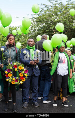 Londres, Royaume-Uni. 14 Juin, 2019. Les membres de la famille se préparer à libérer des ballons verts suite à un service commémoratif à St Helen's Church pour marquer le deuxième anniversaire de l'incendie de la tour de Grenfell, le 14 juin 2017 dans lequel 72 personnes sont mortes et plus de 70 blessés. Credit : Mark Kerrison/Alamy Live News Banque D'Images