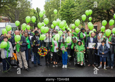 Londres, Royaume-Uni. 14 Juin, 2019. Les membres de la famille se préparer à libérer des ballons verts suite à un service commémoratif à St Helen's Church pour marquer le deuxième anniversaire de l'incendie de la tour de Grenfell, le 14 juin 2017 dans lequel 72 personnes sont mortes et plus de 70 blessés. Credit : Mark Kerrison/Alamy Live News Banque D'Images