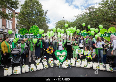 Londres, Royaume-Uni. 14 Juin, 2019. Les membres de la famille se préparer à libérer des ballons verts suite à un service commémoratif à St Helen's Church pour marquer le deuxième anniversaire de l'incendie de la tour de Grenfell, le 14 juin 2017 dans lequel 72 personnes sont mortes et plus de 70 blessés. Credit : Mark Kerrison/Alamy Live News Banque D'Images