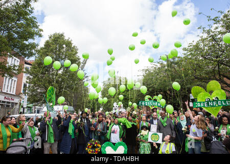 Londres, Royaume-Uni. 14 Juin, 2019. Les membres de la famille de presse green balloons suite à un service commémoratif à St Helen's Church pour marquer le deuxième anniversaire de l'incendie de la tour de Grenfell, le 14 juin 2017 dans lequel 72 personnes sont mortes et plus de 70 blessés. Credit : Mark Kerrison/Alamy Live News Banque D'Images