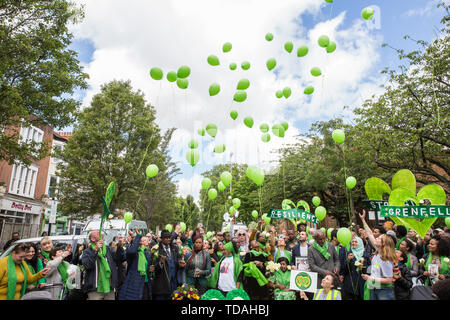 Londres, Royaume-Uni. 14 Juin, 2019. Les membres de la famille de presse green balloons suite à un service commémoratif à St Helen's Church pour marquer le deuxième anniversaire de l'incendie de la tour de Grenfell, le 14 juin 2017 dans lequel 72 personnes sont mortes et plus de 70 blessés. Credit : Mark Kerrison/Alamy Live News Banque D'Images