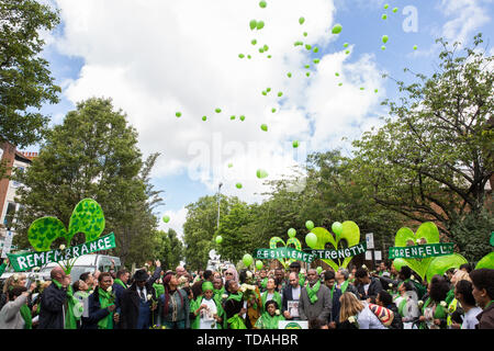 Londres, Royaume-Uni. 14 Juin, 2019. Les membres de la famille de presse green balloons suite à un service commémoratif à St Helen's Church pour marquer le deuxième anniversaire de l'incendie de la tour de Grenfell, le 14 juin 2017 dans lequel 72 personnes sont mortes et plus de 70 blessés. Credit : Mark Kerrison/Alamy Live News Banque D'Images