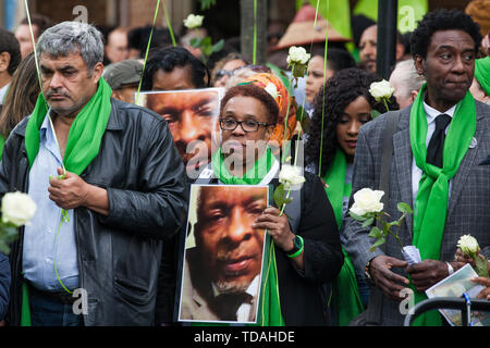 Londres, Royaume-Uni. 14 Juin, 2019. Les membres de la famille se préparer à libérer des ballons verts suite à un service commémoratif à St Helen's Church pour marquer le deuxième anniversaire de l'incendie de la tour de Grenfell, le 14 juin 2017 dans lequel 72 personnes sont mortes et plus de 70 blessés. Credit : Mark Kerrison/Alamy Live News Banque D'Images