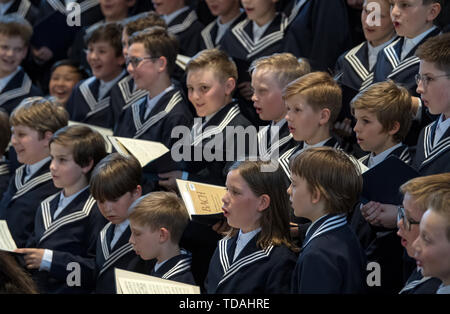 Leipzig, Allemagne. 14 Juin, 2019. Le Thomanerchor sous la direction de Thomaskantor G. Schwarz ouvre le Festival Bach à la Thomaskirche de Leipzig. La devise du festival pour 2019 est 'Hof-Compositeur Bach'. Avant que le compositeur est devenu Thomaskantor, il est employé à la cour depuis de nombreuses années. La musique Johann Sebastian Bach a écrit il y a l'objectif de ce festival de l'année. Par 23 juin, près de 160 événements sont au programme. Credit : Hendrik Schmidt/dpa-Zentralbild/dpa/Alamy Live News Crédit : afp photo alliance/Alamy Live News Banque D'Images