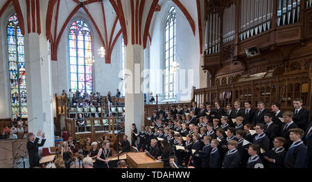 Leipzig, Allemagne. 14 Juin, 2019. Le Thomanerchor sous la direction de Thomaskantor Gotthold Schwarz (l) ouvre le Festival Bach à la Thomaskirche de Leipzig. La devise du festival pour 2019 est 'Hof-Compositeur Bach'. Avant que le compositeur est devenu Thomaskantor, il est employé à la cour depuis de nombreuses années. La musique Johann Sebastian Bach a écrit il y a l'objectif de ce festival de l'année. Par 23 juin, près de 160 événements sont au programme. Credit : Hendrik Schmidt/dpa-Zentralbild/dpa/Alamy Live News Crédit : afp photo alliance/Alamy Live News Banque D'Images