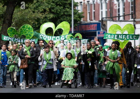 Londres, 14 juin. 14 Juin, 2017. Personnes participent à une célébration marquant le deuxième anniversaire de l'incendie dans la tour de Grenfell Londres, Grande-Bretagne, le 14 juin 2019. Le feu mortel dans la tour de Grenfell a causé 72 décès le 14 juin 2017. Crédit : Ray Tang/Xinhua/Alamy Live News Banque D'Images