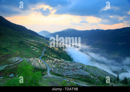 Gapang Township, comté de Congjiang, Miao, Dong, préfecture autonome du sud-est de la province du Guizhou, terrasses en cascade entre les montagnes et le lever du soleil les nuages Banque D'Images