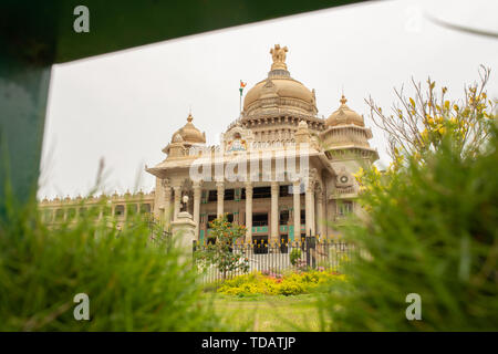 Vidhana Soudha est le siège de l'assemblée législative du Karnataka situé à Bangalore, Inde. Banque D'Images