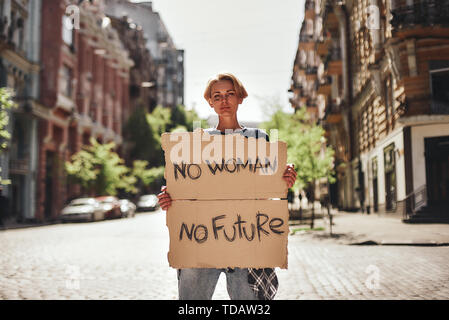 Les femmes de pouvoir. Jeune femme tenant une pancarte avec word pas de femme, pas d'avenir en étant debout sur la route. Protestant contre l'extérieur. Les droits de l'homme. Protester con Banque D'Images