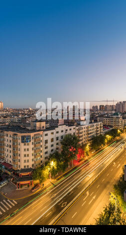 Automne lever du soleil surplombe city building street à Harbin, Chine Banque D'Images