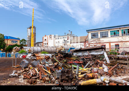 S'empilaient la ferraille, vieux adulte et de l'équipement, des pièces de l'ancien système industriel, complexe après cassation pour le recyclage du métal. Banque D'Images