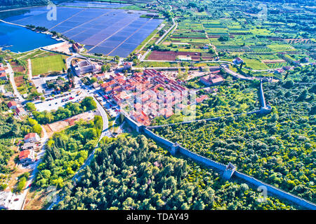 Ville de Ston bay et champs de sel vue aérienne, Peljesac, région de Croatie Dalmatie Banque D'Images